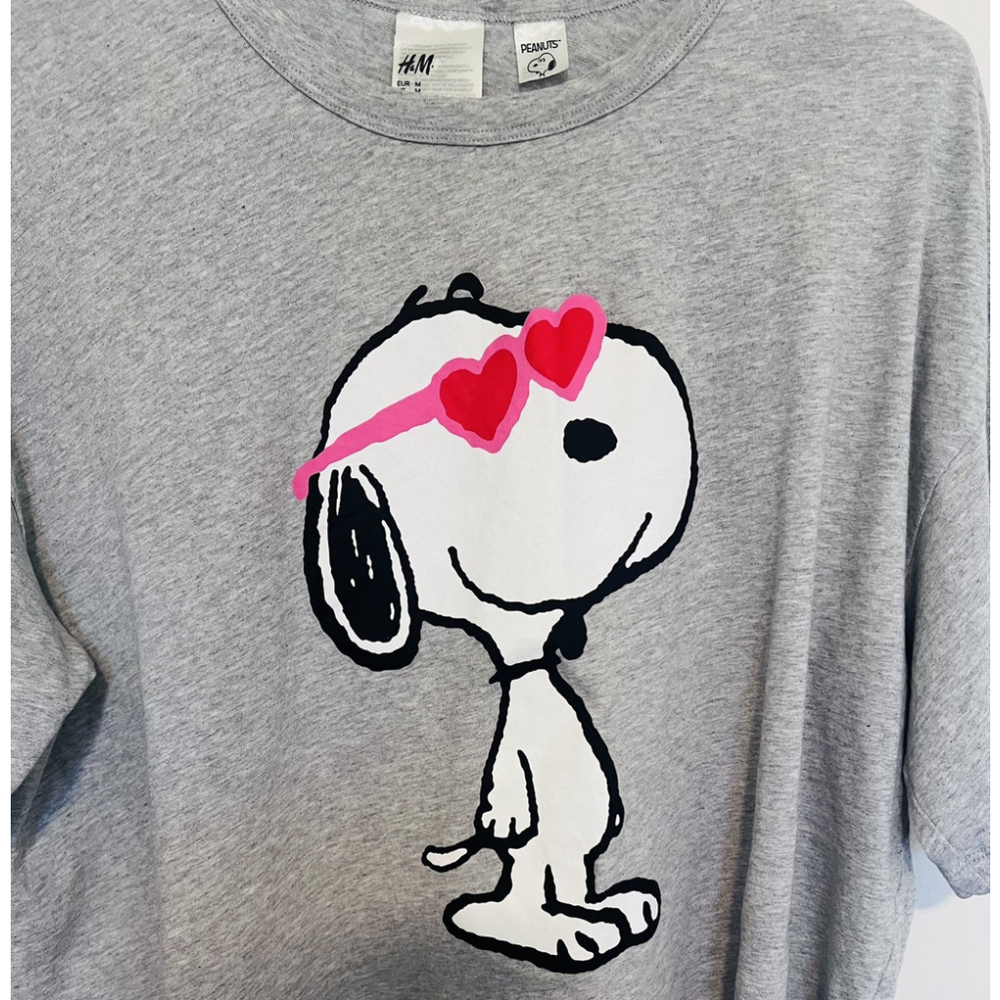 H&M Peanuts Snoopy Tee Women’s Medium Gray Pink Heart Crop Boxy T-Shirt - Picture 5 of 5